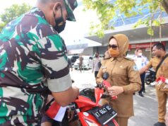 Pemkot Bontang bagi-bagi Bendera Merah Putih Gratis