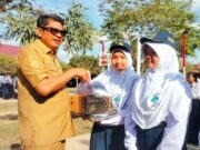 Walikota Bontang Bagikan 3.250 Bantuan Paket Seragam Sekolah Tingkat SMP