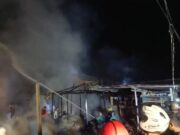 Panik! Rumah di Samarinda Terbakar Saat Warga Tidur Operasi Gabungan Pemadam Kebakaran, Kamis (24/08/2023). (Headlinekaltim)