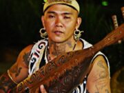 Kenali Fungsi Sampe, Alat Musik Tradisional Suku Dayak Kalimantan Timur Alat musik Sampe saat dimainkan warga Dayak Kalimantan Timur (pariwisataindonesia)