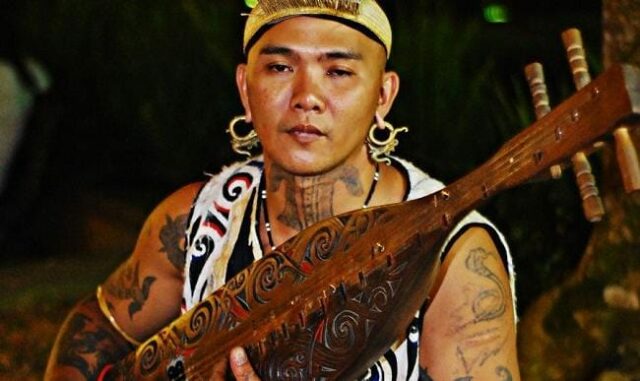 Alat musik Sampe saat dimainkan warga Dayak Kalimantan Timur (pariwisataindonesia)