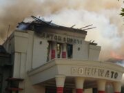 Diabaikan Pemerintah, Massa Aksi di Kabupaten Pohuwato Bakar Kantor Bupati dan Kantor DPRD Kantor Bupati Pohuwato dilalap api (beritahukum)