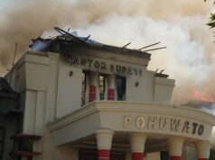Diabaikan Pemerintah, Massa Aksi di Kabupaten Pohuwato Bakar Kantor Bupati dan Kantor DPRD Kantor Bupati Pohuwato dilalap api (beritahukum)