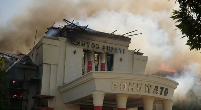 Kantor Bupati Pohuwato dilalap api (beritahukum)