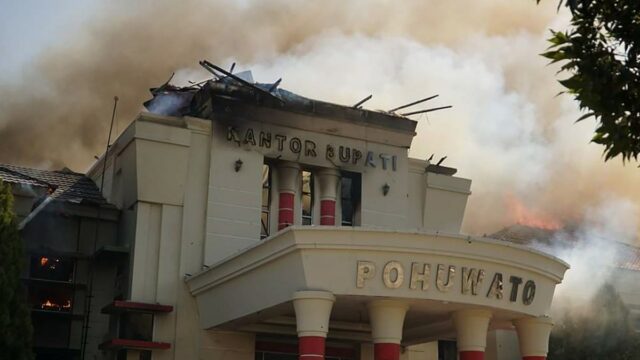 Kantor Bupati Pohuwato dilalap api (beritahukum)