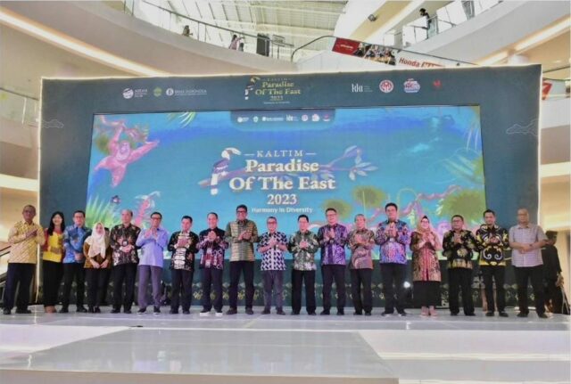 Foto bersama dalam acara pembukaan Kaltim Paradise of the East di Big Mall (Sumber: Instagram/dprdkaltimofficial)