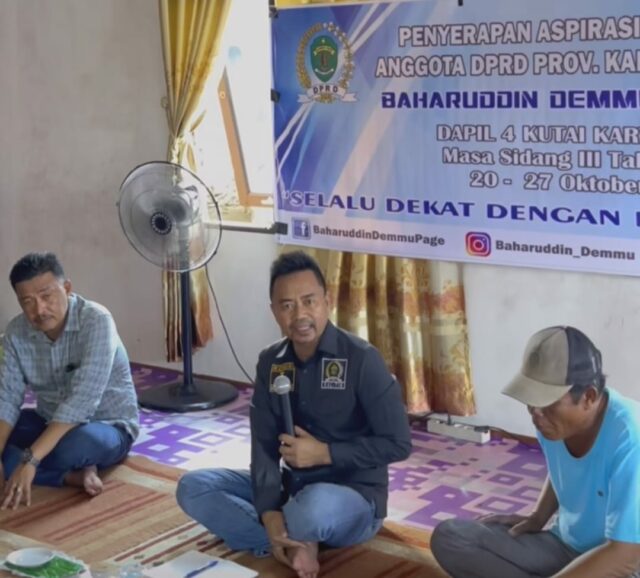 Ketua Komisi I DPRD Kaltim, Baharuddin Demmu Saat Menyampaikan Aspirasi Di Beberapa Titik Kecamatan Anggana (Ig/@baharuddin_demmu)