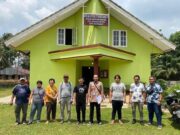 Anggota DPRD Kaltim, Ekti Imanuel Menyalurkan Bantuan 22 Rumah Ibadah Anggot DPRD Kaltim, Ekti Imanuel saat menyalurkan bantuan ke rumah ibadah (Ig/@ektiimanuel.official)