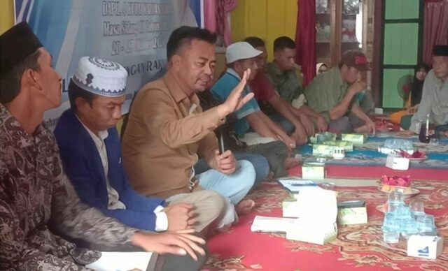 Ketua Komisi I DPRD Kaltim Baharuddin Demmu silaturahmi dengan masyarakat kelurahan Bukit Merdeka (Instagram/@baharuddin_demmu)