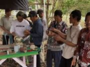Meningkatkan Hasil Kerajinan Tangan, Disbun Kaltim Gelar Pelatihan Pengolahan Limbah Batok Kelapa untuk Masyarakat Antusias Masyarakat Desa Sebulu Laut Ikut Pelatihan Pengolahan Limbah Batok Kelapa (Dok. Kaltimkoranseruya)