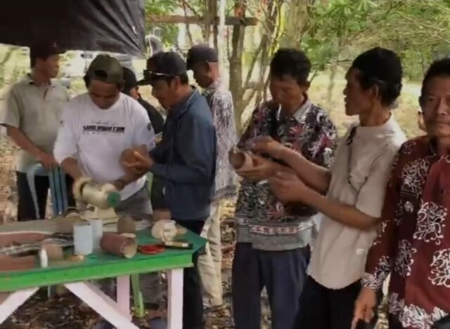 Antusias Masyarakat Desa Sebulu Laut Ikut Pelatihan Pengolahan Limbah Batok Kelapa (Dok. Kaltimkoranseruya)