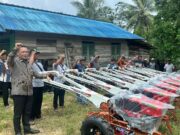 13 Unit Traktor Dibagikan Kepada Kelompok Tani, Seno Aji: Pembagian Ini Dapat Bermanfaat Bagi Masyarakat Anggota DPRD Kaltim Seno Aji serahkan 13 unit traktor kepada 13 Kelompok Tani di se-kecamatan Tenggarong Seberang (Dok. Kaltimkoranseruya)