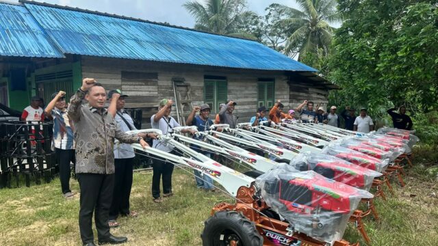 Anggota DPRD Kaltim Seno Aji serahkan 13 unit traktor kepada 13 Kelompok Tani di se-kecamatan Tenggarong Seberang (Dok. Kaltimkoranseruya)