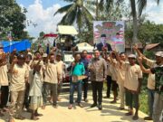 Anggota DPRD Kaltim, Seno Aji Salurkan Bantuan Combine Harvester di Desa Manunggal Daya Anggota DPRD Kaltim, Seno Aji saat salurkan bantuan Combine Harvester