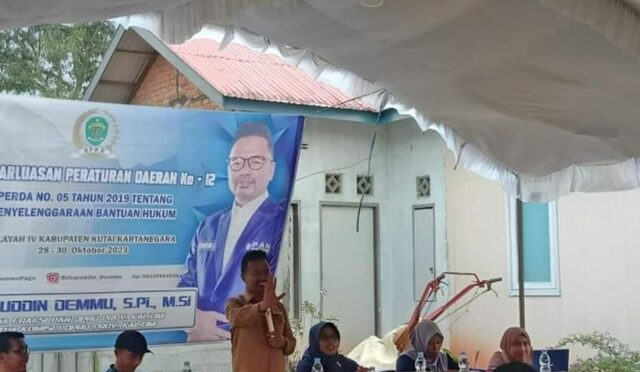 Ketua Komisi I DPRD Kalimantan Timur (Kaltim) Baharuddin Demmu saat melaksanakan Sosperda