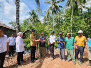 Usai Salurkan Bantuan Ribuan Bibit Karet, Ahmad Muzakkir Optimis Tingkatkan Produksi Perkebunan Kaltim Kadis Perkebunan Kaltim Ahmad Muzakkir bersama pihaknya serahkan bantuan bibit karet unggul bersertifikat (dok: Muzakkir)