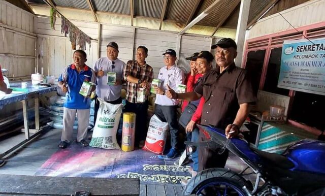 Bantuan pupuk yang diserahkan kepada kelompok Tani Nuansa Makmur Jaya, Desa Jembayan, Kecamatan Loa Kulu, Kabupaten Kutai.