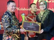 Gelaran Anugerah Penyiaran KPID 2023, DPRD Kaltim Dapat Penghargaan Anggota DPRD Kaltim Jahidin bersama Sekda Kaltim Sri Wahyuni dalam acara Anugerah Penyiaran KPID 2023 di Samarinda