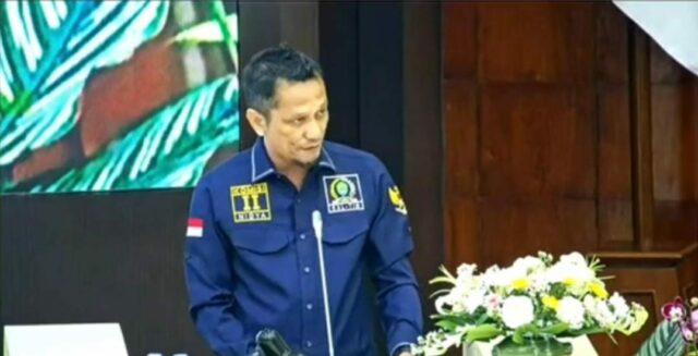Ketua Komisi II, Nidya Listiyono membacakan hasil Perubahan Bentuk Perusahaan Daerah Pertambangan Provinsi Kaltim menjadi Perseroan Terbatas Pertambangan Kaltim Sejahtera (Perseroda).