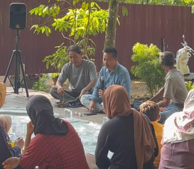 Baharuddin Demmu saat diskusi dengan masyarakat Desa Bangun Rejo, Tenggarong Seberang. (dok pribadi).