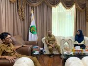 Sampaikan Program Kerja, Pemuda Nasyiatul Aisyiyah Audiens dengan Kadispora Kaltim Kepala Dinas Pemuda dan Olahraga (Dispora) Kalimantan Timur (Kaltim), Agus Hari Kesuma (AHK) menerima audiensi dari Ketua Pimpinan Wilayah Pemuda Nasyiatul Aisyiyah Kaltim di Ruang Kerjanya.