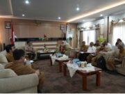 Rapat dengan Kadispora Kaltim, Pj Gubernur Bakal Gelar Kompetisi Paralayang Tingkat Nasional Kepala Dinas Pemuda dan Olahraga Kaltim, Agus Hari Kesuma (AHK) rapat dengan Pj Gubernur Kaltim, Akmal Malik, Senin (20/11/2023) di Rumah Jabatan (Rujab) Gubernur Kaltim. (pemprov kaltim)