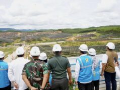 Peresmian 37 Proyek Kelistrikan, 6 Dikelola oleh IUP KLT Pihak PLN meninjau PLTS (dok; PLN)