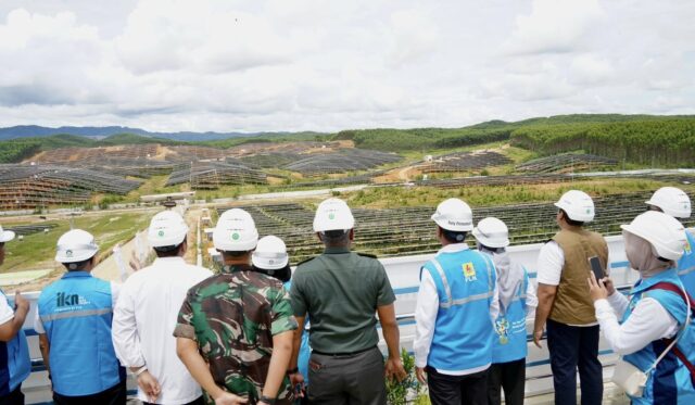 Pihak PLN meninjau PLTS (dok; PLN)