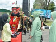 Pangdam VI/Mulawarman Tekankan Kesiapsiagaan dan Profesionalisme Yonif 600/Mdg Pangdam VI/Mulawarman, Mayjen TNI Rudy Rachmat Nugraha, bersama Ketua Daerah Persit Kartika Chandra Kirana Kodam VI/Mulawarman, Yulie Rachmat Nugraha, memimpin kunjungan kerja di Yonif 600/Modang pada Senin (20/01/25). (Dok: koran seruya)