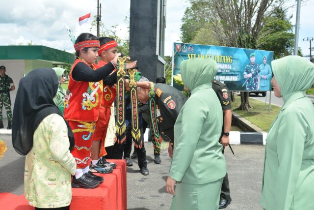 Pangdam VI/Mulawarman, Mayjen TNI Rudy Rachmat Nugraha, bersama Ketua Daerah Persit Kartika Chandra Kirana Kodam VI/Mulawarman, Yulie Rachmat Nugraha, memimpin kunjungan kerja di Yonif 600/Modang pada Senin (20/01/25). (Dok: koran seruya)