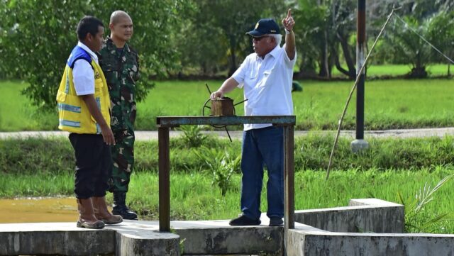 Kepala Otorita Ibu Kota Nusantara (IKN) Basuki Hadimuljono melakukan peninjauan Daerah irigasi Rawa (DIR) Sebakung, Kabupaten Penajam Paser Utara (Dok: katakaltim)