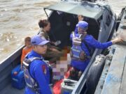 Pihak Kepolisian Kutai Kartanegara Mengevakuasi Mayat Penumpang Asal Bulumba Proses evakuasi mayat di Kukar (dok: katakaltim)