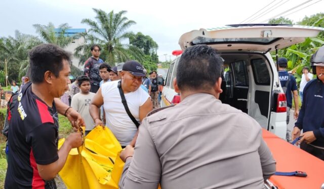 Warga Desa Jone, Kecamatan Tanah Grogot, Kabupaten Paser, dikejutkan oleh penemuan mayat seorang pria yang tergeletak di parit, Jalan Untung Suropati KM 8, Minggu 26 Januari 2025. (Dok: Polres Paser)