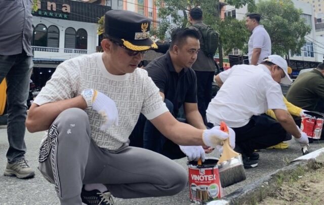 Wali Kota Balikpapan Rahmad Mas’ud saat turun langsung melakukan pengecatan di Balikpapan Tengah (dok: seruya)