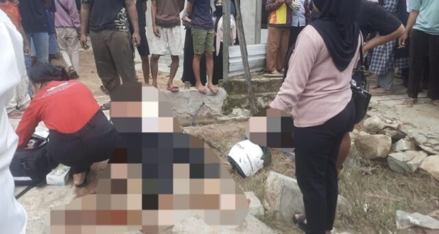 Korban 2 korban tergeletak ditangani pihak media usai baku tabrak dengan mobil truk di Jalan Ampera, Palaran (dok: katakaltim)