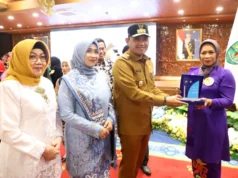 Pemprov Kaltim Gelar Parade Gender, Junjung Tinggi Kesetaraan Wagub Kaltim Seno Aji saat memberikan penghargaan (dok: ist)