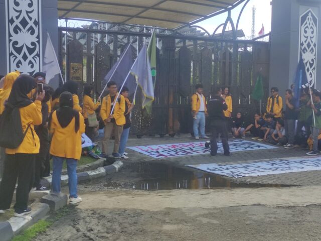 Mahasiswa dan Masyarakat saat Demo di DPRD Kaltim. (Dok: koranseruya)