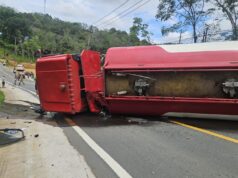 Lakalantas di Jalan Poros Samarinda-Bontang, Macet Total Pembawa BBM menutupi badan jalan Poros Samarinda-Bontang, Senin 28 April 2025, siang.