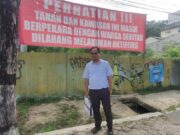 Masyarakat Pasang Spanduk Larangan Aktivitas di Lokasi Eks Hotel Tirta Balikpapan Spanduk larangan segala bentuk kegiatan di area lokasi yang dianggap masih berperkara.