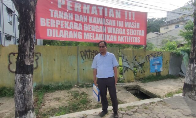 Spanduk larangan segala bentuk kegiatan di area lokasi yang dianggap masih berperkara.