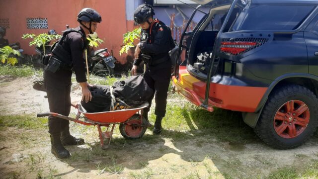 Balikpapan Sebuah mortir yang diduga sisa peninggalan Perang Dunia II dievakuasi Tim Penjinak Bom (Jibom) Satuan Brigade Mobil (Satbrimob) Polda Kaltim, Rabu 14 Mei 2025.