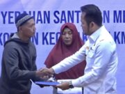 Korban Kapal Tenggelam di Penajam dapat Santunan Jasa Raharja Gubernur Kaltim Rudy Mas’ud serahkan santunan (dok: ist)