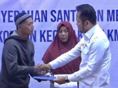 Korban Kapal Tenggelam di Penajam dapat Santunan Jasa Raharja Gubernur Kaltim Rudy Mas’ud serahkan santunan (dok: ist)