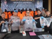 Polresta Samarinda Ringkus Lagi 1 Tersangka Pembunuhan di Jalan Imam Bonjol Polresta Samarinda mengungkap aktor intelektual di balik kasus penembakan yang menewaskan pria berinisial D di depan Tempat Hiburan Malam (THM) Crown pada Minggu, 4 Mei 2025 dini hari. (Dok: katakaltim)
