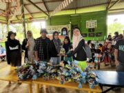 Rumah Kolaborasi Bawa Spirit Pendidikan ke Pelosok Kutai Timur Pembagian hadiah kepada peserta didik di Sekolah Alam Melawan Kutai Timur (dok: seruya)