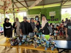 Rumah Kolaborasi Bawa Spirit Pendidikan ke Pelosok Kutai Timur Pembagian hadiah kepada peserta didik di Sekolah Alam Melawan Kutai Timur (dok: seruya)