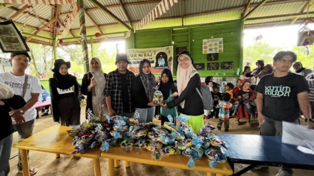 Pembagian hadiah kepada peserta didik di Sekolah Alam Melawan Kutai Timur (dok: seruya)