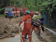 Tanah yang Menutupi Jalan Akibat Longsor di Kukar Sudah Diatasi Gunung longsor terjadi di Jalan Poros Samarinda-Tenggarong tepatnya di Loa Duri, Kecamatan Loa Janan, Kutai Kartanegara (Kukar), Senin (12/5/2025).