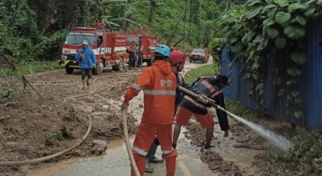 Kukar Gunung longsor terjadi di Jalan Poros Samarinda-Tenggarong tepatnya di Loa Duri, Kecamatan Loa Janan, Kutai Kartanegara (Kukar), Senin (12/5/2025).