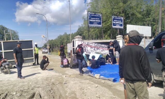 Kukar Ratusan nelayan Marangkayu gelar aksi unjuk rada menuntut ganti rugi dari PT Energi Unggul Persada (EUP), Rabu 14 Mei 2025.